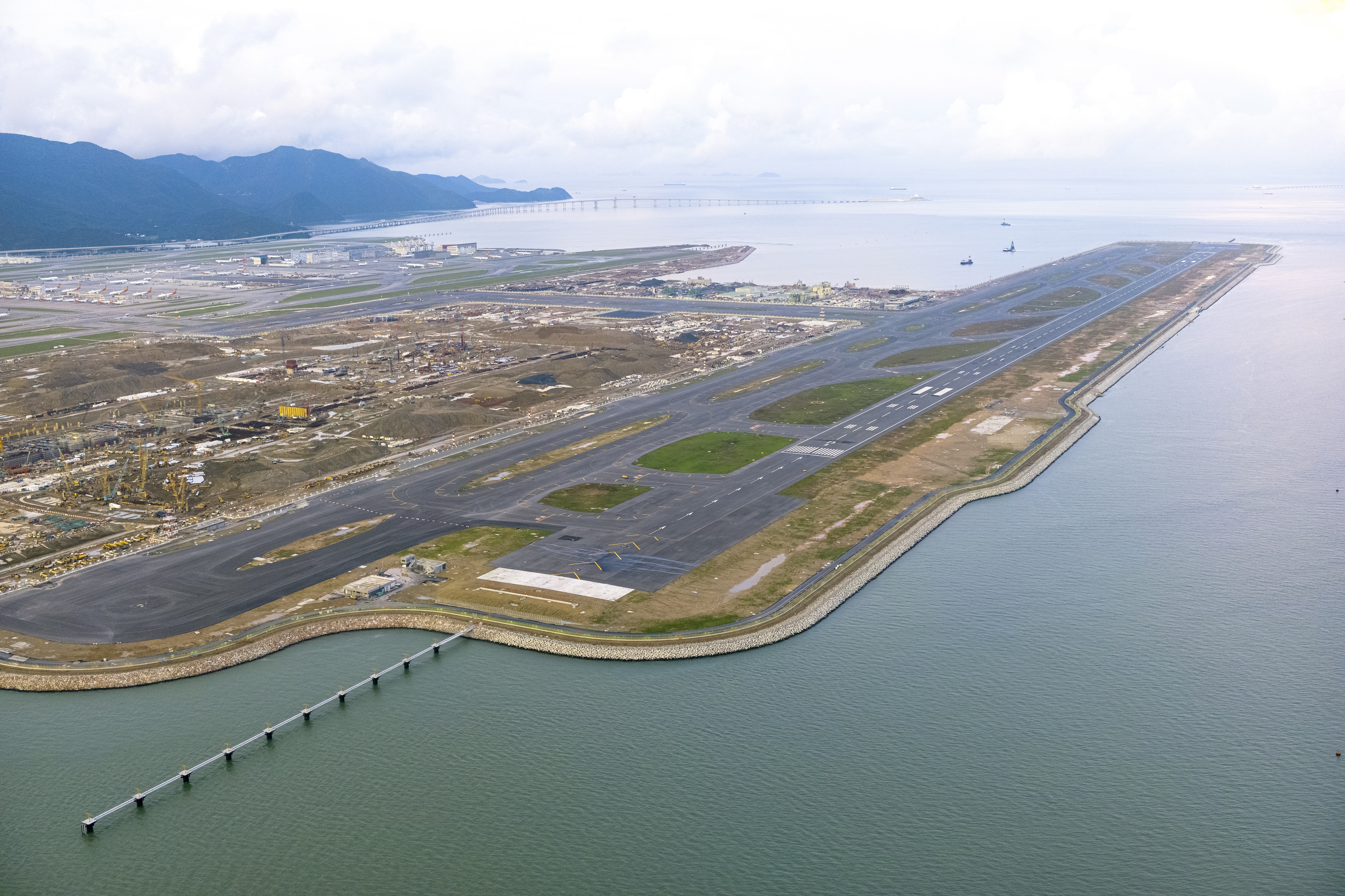 Hong Kong Internatioal Airport third runway Cathay Pacific B747-400F freighter aircraft